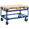 Blauwe palletwagen met houten pallet op wielen.