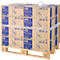 Een palletstapel met papieren handdoeken van het merk Tork, verpakt in dozen en verpakt met folie.
