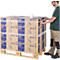 Een man verpakt een pallet met papieren handdoekendozen met folie. De pallets zijn gelabeld met 'Tork' en '29 01 4'.