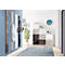 Couloir avec mur bleu, porte-manteau, meuble à chaussures, horloge et plantes.