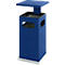 Contenedor de basura pintado de azul, cuadrado con tapa, sobre base.