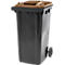 Contenedor de basura negro con tapa marrón y ruedas.