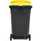 Contenedor de basura gris con tapa amarilla. Dos ruedas en la parte inferior.