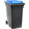Contenedor de basura gris con tapa azul y dos ruedas.