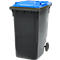 Contenedor de basura negro con tapa azul y ruedas. Sobre un fondo blanco.