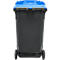 Contenedor de basura negro con tapa azul. El contenedor se encuentra sobre dos ruedas.
