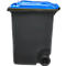 Contenedor de basura negro con tapa azul y ruedas. Vista lateral sobre fondo blanco.