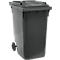 Contenedor de basura gris con tapa y ruedas, sobre fondo blanco.