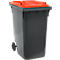 Contenedor de basura gris con tapa roja. Tiene ruedas y está sobre un fondo blanco.