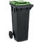 Contenedor de basura negro con tapa verde y ruedas.