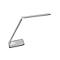 Lampe de bureau LED argentée. Base rectangulaire, bras pivotant, tête d'éclairage allongée.