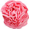 Pétales roses froissés formant une forme ronde en forme de fleur. La texture semble douce et délicate.