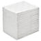Une pile carrée de serviettes blanches avec un motif en relief sur le dessus.