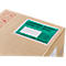 Groene documentenvelop op een bruine verzenddoos.