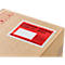 Bruine kartonnen doos met een rode pakbon-factuur envelop op het oppervlak.