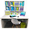 Ein Arbeitsplatz mit Schreibtisch, Stuhl, Ablagen, Büchern und einer Lampe. Verschiedene Büroaccessoires in bunten Farben.