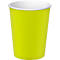 Ein gelber Pappbecher mit weißem Rand. Der Becher steht isoliert vor weißem Hintergrund.