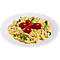 Penne-Nudeln mit Tomaten und Kräutern auf einem weißen Pappteller.