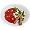 Ein Teller mit Tomatensalat, Mozzarella, Rucola und Brotstangen. Die Tomaten sind in Scheiben geschnitten.