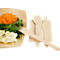 Bord met salade en dressing naast houten bestek.