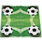 Serviette carrée avec un motif de football : Quatre ballons de football sur une pelouse avec des lignes blanches.