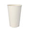 Ein weißer Pappbecher vor weißem Hintergrund. Der Becher ist zylindrisch, leicht nach unten verjüngt.