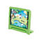 Ein grünes Tablet mit einer kindgerechten Panda-Lern-App auf dem Bildschirm steht auf einer Halterung.
