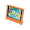 Ein Tablet in einer robusten, orangefarbenen Schutzhülle zeigt ein farbenfrohes Kinderspiel mit einem Pandabären.