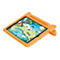 Ein Tablet in einer robusten, orangefarbenen Schutzhülle mit integriertem Ständer zeigt eine bunte Lernspiel-App.