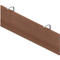 Planche de bois avec deux supports métalliques.