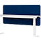 Bureau blanc avec cloison bleue.