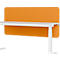 Un bureau blanc avec un mur insonorisé orange en arrière-plan.