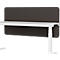 Bureau blanc avec paroi acoustique marron. Forme rectangulaire avec coins arrondis. Le bureau a un design minimaliste.