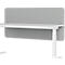 Bureau blanc avec cloison insonorisée grise. Le bureau a un design minimaliste.