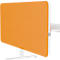 Panneau de bureau acoustique orange, encadré de blanc, fixé à un bureau blanc.