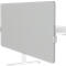 Cloison de bureau grise sur un bureau blanc. Il est maintenu par un support blanc. Design minimaliste.