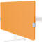 Séparateur de bureau orange fixé à un plateau de table blanc. Des supports gris fixent la cloison.