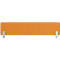 Élément rectangulaire orange, fixé avec deux supports argentés.