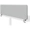 Cloison de bureau rectangulaire grise sur un dessus de table blanc. Les supports sont argentés.