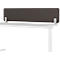 Cloison de bureau gris foncé sur bureau blanc, fixée avec des supports métalliques.
