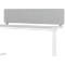 Bureau avec cloison grise ; cadre blanc.