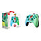Controller im Animal Crossing Design. Auf blau-grünem Grund ist Tom Nook abgebildet, dazu Blätter. Neben einer Verpackung mit Controller-Abbildung.