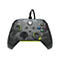 Ein grauer Xbox-Controller mit grün umrandeten Joysticks und farbigen Knöpfen. Das Design zeigt ein unregelmäßiges Muster, das an Tarnung erinnert.