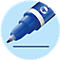 Close-up van de blauwe schrijfpunt van een Pelikan-pen tegen een lichtblauwe achtergrond.