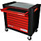 Roter Werkzeugwagen mit teilweise geöffneter Schublade. Schwarze Elemente und Rollen. Aufschrift: KS TOOLS.