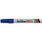 Een blauwe pen met een witte behuizing, met het opschrift "Artline 90 N." Er zit een blauwe dop bovenop.