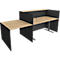 Un bureau d'angle gris et noir avec un plateau en bois clair. Il est équipé d'une cloison et d'une table d'appoint d'un côté.