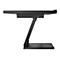 Support de tablette noir avec port USB. Le support se compose d'une base rectangulaire, d'une jambe de support inclinée et d'un support pour la tablette.