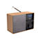Ein helles Holzradio mit schwarzem Display, auf dem die Uhrzeit und das Philips-Logo stehen.