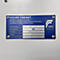 Blaues Typenschild für einen Tresor mit der Sicherheitsstufe S2 und dem Logo von ECB-S, befestigt mit vier Schrauben.